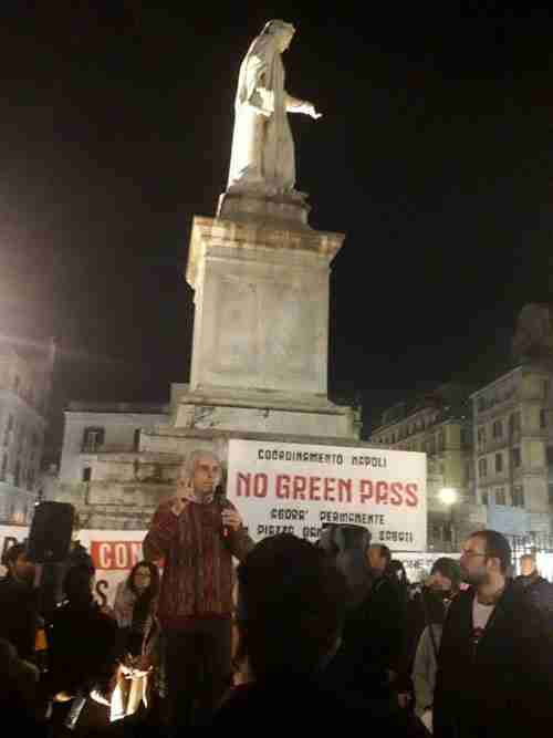 Davide Tutino parla alla manifestazione di Napoli